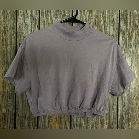 ALO Yoga Lavender Kick It Crop Tee - Picture 4 of 7
